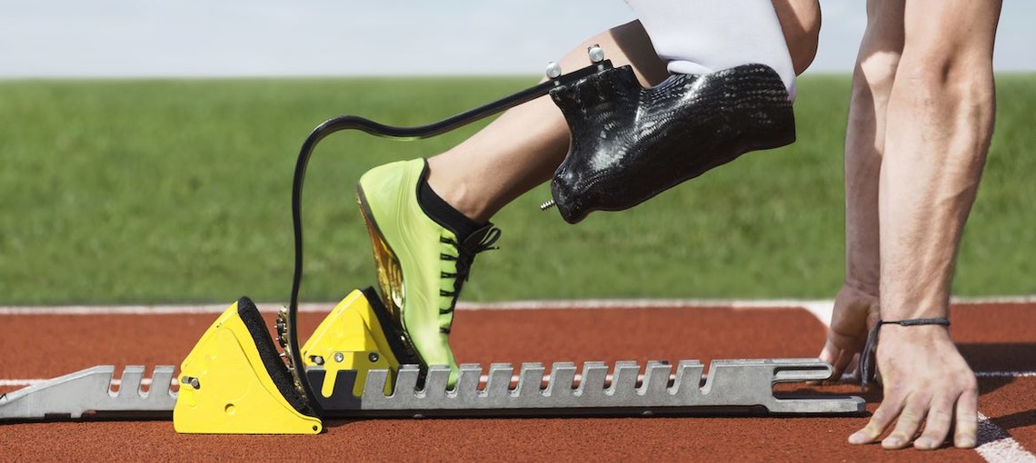 runner with prosthetic leg ready to start race